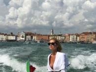 Chiara Ferragni elegancko w białej sukience w Wenecji